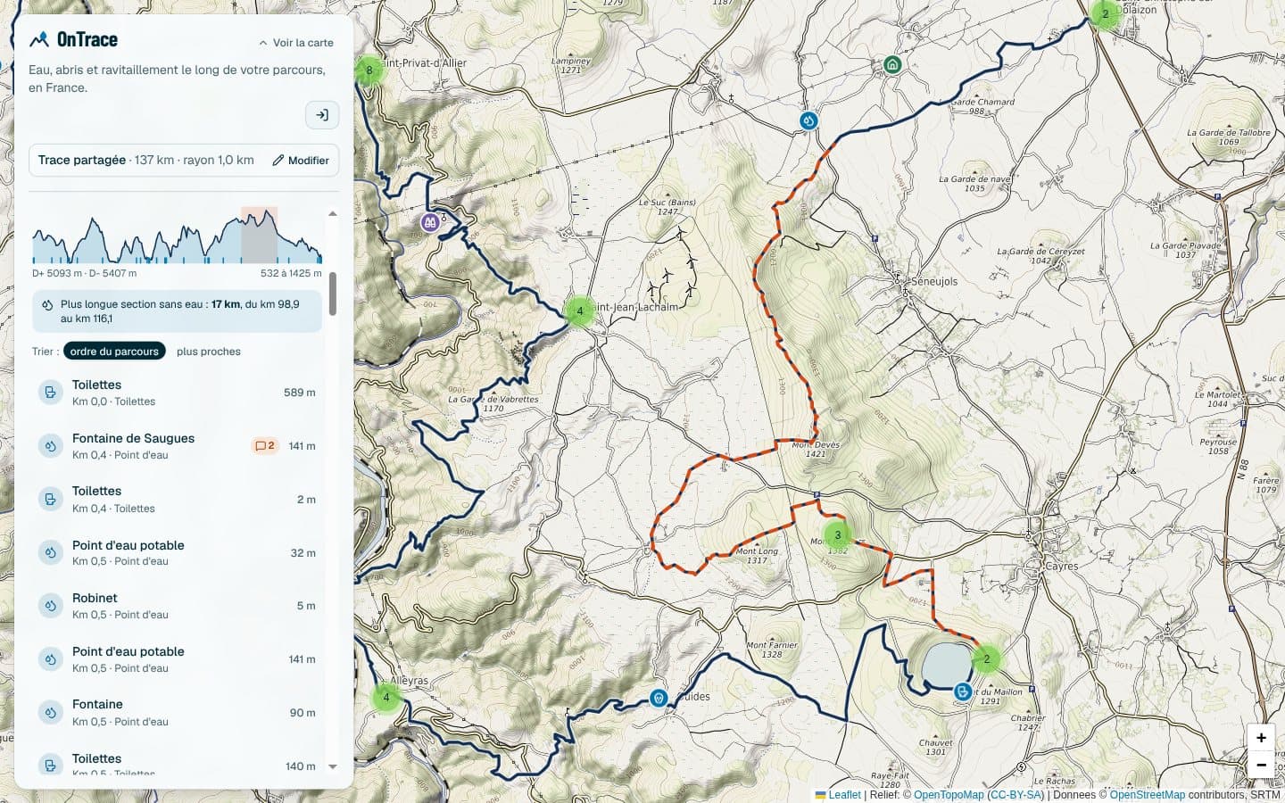 Capture de l'application : la carte topographique zoomée sur une section de 17 kilomètres sans eau, tracée en pointillés orange. À gauche, le panneau montre le profil altimétrique, le bandeau de la plus longue section sans eau et la liste des lieux dans l'ordre du parcours.